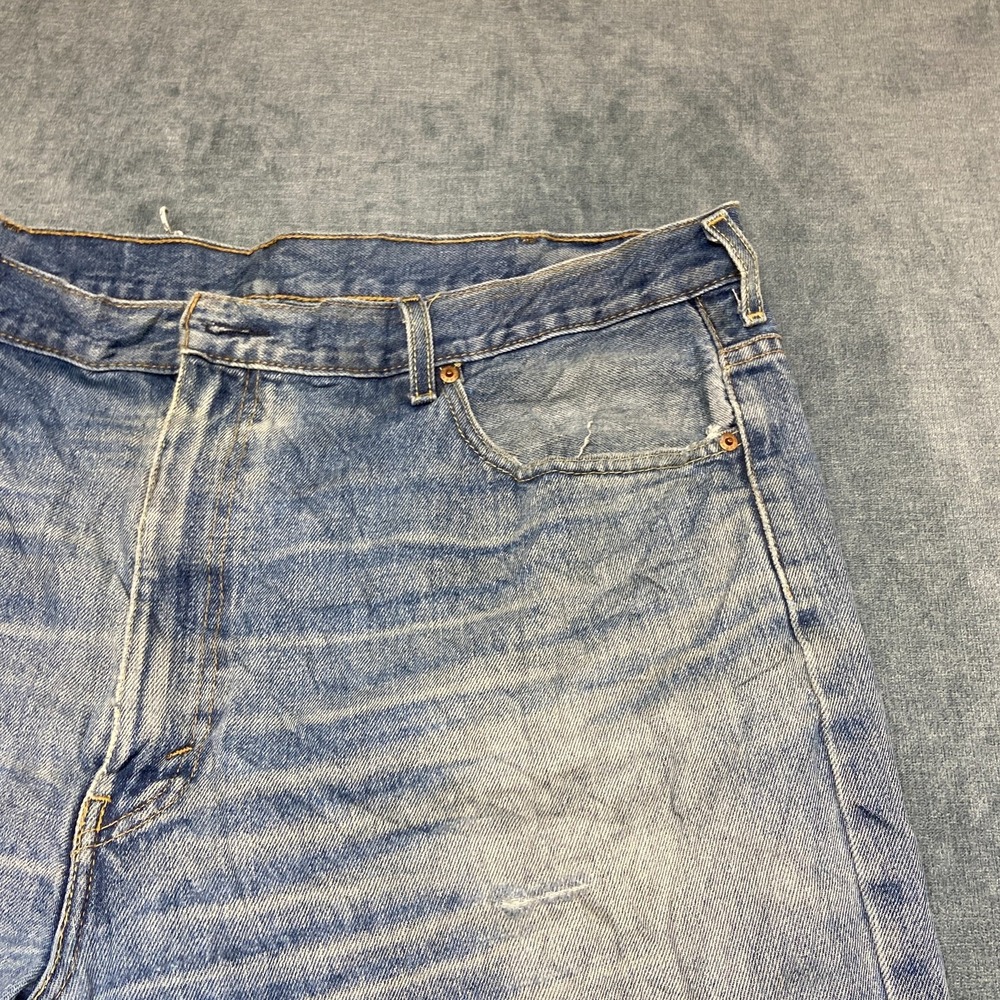 Levi's 550 Jeans Men 44x34 Blue Denim Light Wash Straight Relaxed Fit Whiskering - Picture 10 of 15
